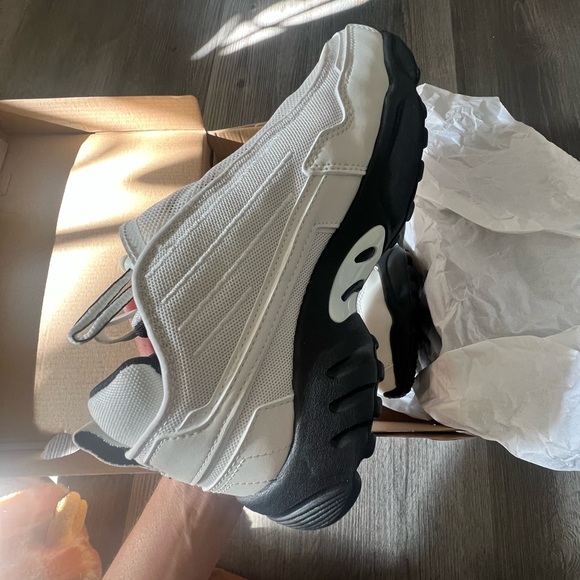 Reebok Gigi Hadid DMX Series 2200 Zip Sneakers Chalk White EF2923 - Picture 3 of 5